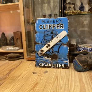 Plaque publicitaire émaillée “Player’s Clipper Cigarettes” – Décor de voilier, début XXᵉ siècle, patine d’usage