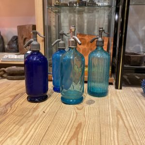 Ensemble de siphons anciens en verre coloré – Têtes métalliques, époque début XXᵉ siècle