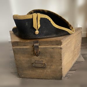 Tricorne en feutre noir et galon doré – Esprit officier, XVIIIᵉ siècle, belle patine