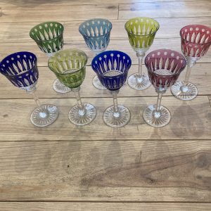 Verres en cristal Saint-Louis polychromes – Taille riche et éclat coloré, élégance raffinée de table