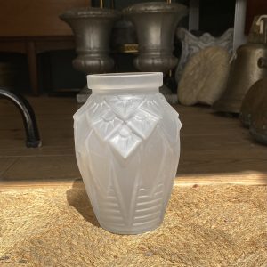 Vase Art déco Muller Frères en verre dépoli – Décor géométrique en relief, vers 1920-1930
