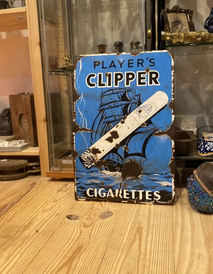 Plaque publicitaire émaillée “Player’s Clipper Cigarettes” – Décor de voilier, début XXᵉ siècle, patine d’usage