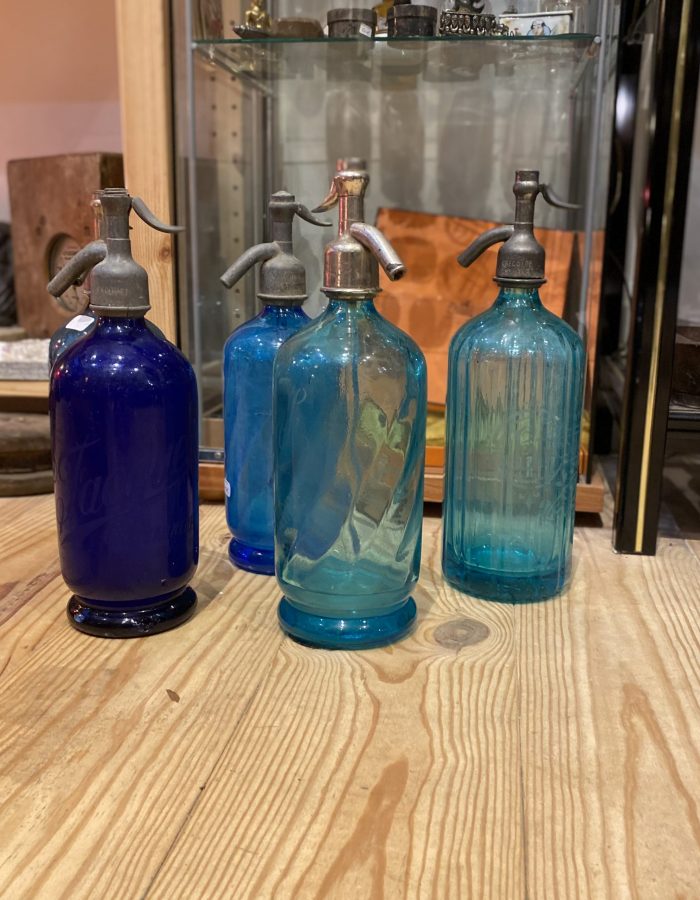 Ensemble de siphons anciens en verre coloré – Têtes métalliques, époque début XXᵉ siècle