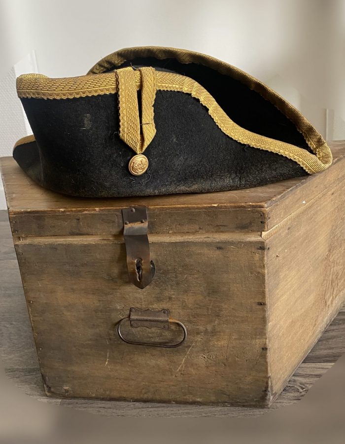 Tricorne en feutre noir et galon doré – Esprit officier, XVIIIᵉ siècle, belle patine