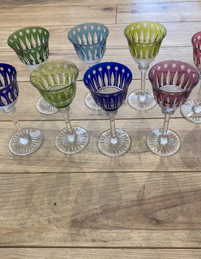Verres en cristal Saint-Louis polychromes – Taille riche et éclat coloré, élégance raffinée de table