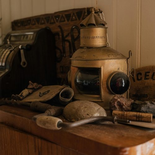 Antiquaire dans le Finistère : Pourquoi Faire Confiance à un Antiquaire Brocanteur pour L’Achat et la Vente de Vos Antiquités ?