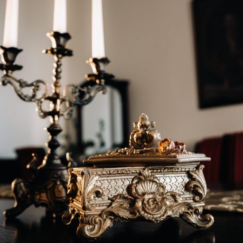 Comment identifier une vraie antiquité ? Les critères à connaître avant d’acheter