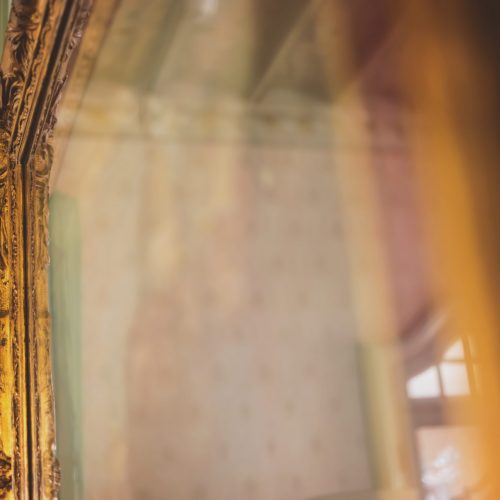 Focus sur les miroirs anciens : reconnaître un tain d’époque