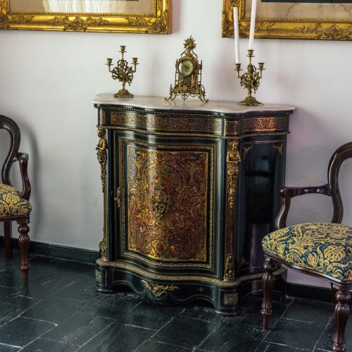 Quels objets attirent les antiquaires ? Faites estimer vos trésors à domicile